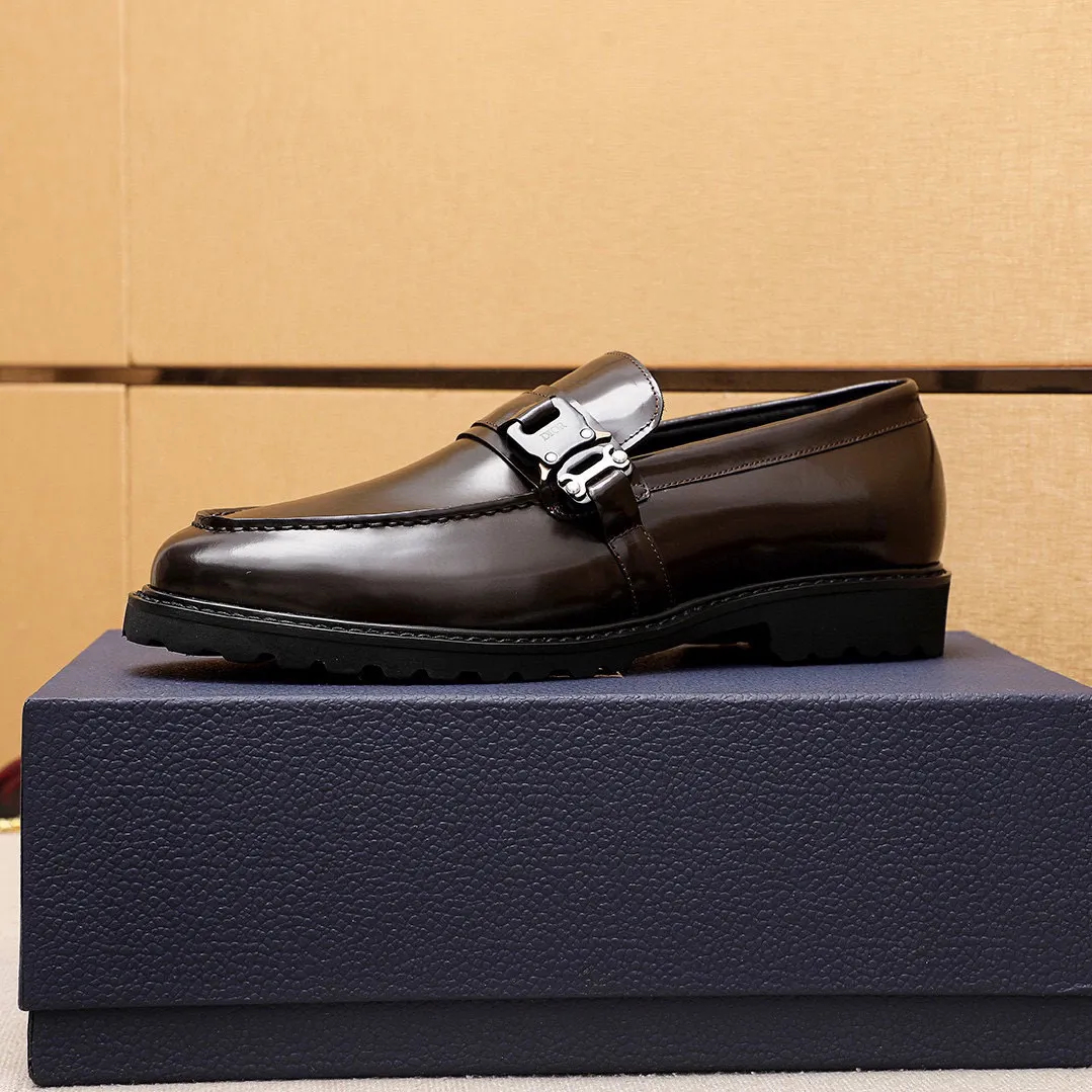 Men's shoes 💰460 💐 Product trademark: Dior "Dior" casual leather shoes Regular size: 39-44 (38.45🉑️customized) Product materials: Selected Italian imported first-layer open-edge beaded cowhide upper + classic hardware buckle, imported water-dyed cowhide lining. Strong three-dimensional visual effect, foam outsole Color: 2⃣️colors available